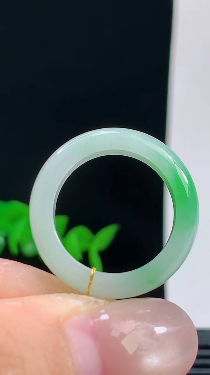 天然A货翡翠玉指环戒指，尺寸17.2-5.6-3.5重量:3.66g 10072026年10月9日
工厂直销收藏佳品,种好水足，色泽均匀，有种有色，上手高大气！