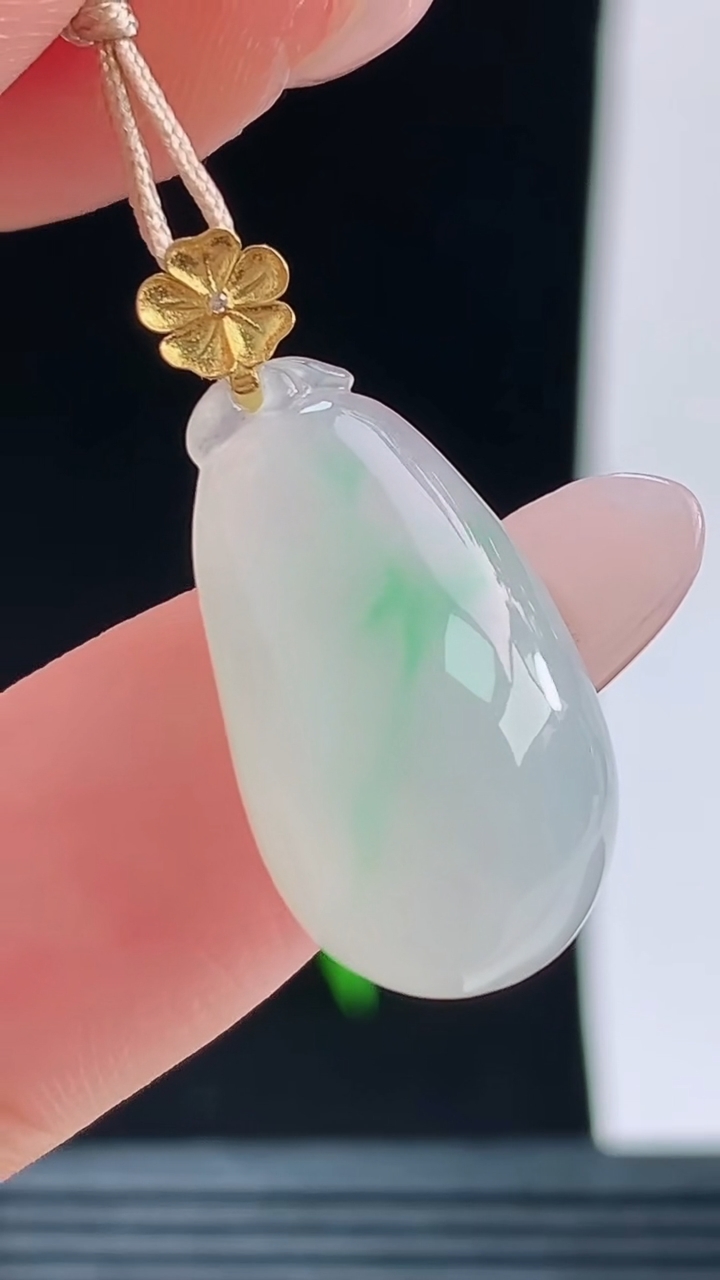 天然A货翡翠福瓜吊坠，尺寸21.4-11.9-7.2重量:3.18
10月9日