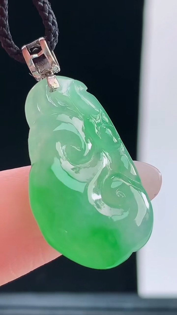 天然A货翡翠如意吊坠，尺寸24.6-14.4-4.2重量:2.81
10月9日