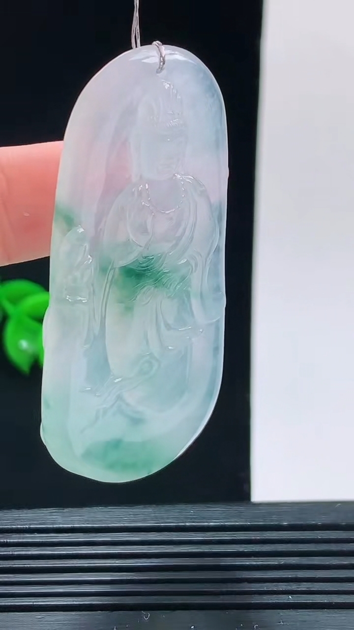 天然A货翡翠种飘花观音菩萨吊坠，尺寸60.7-26.6-6.1重量:21.04
10月9日