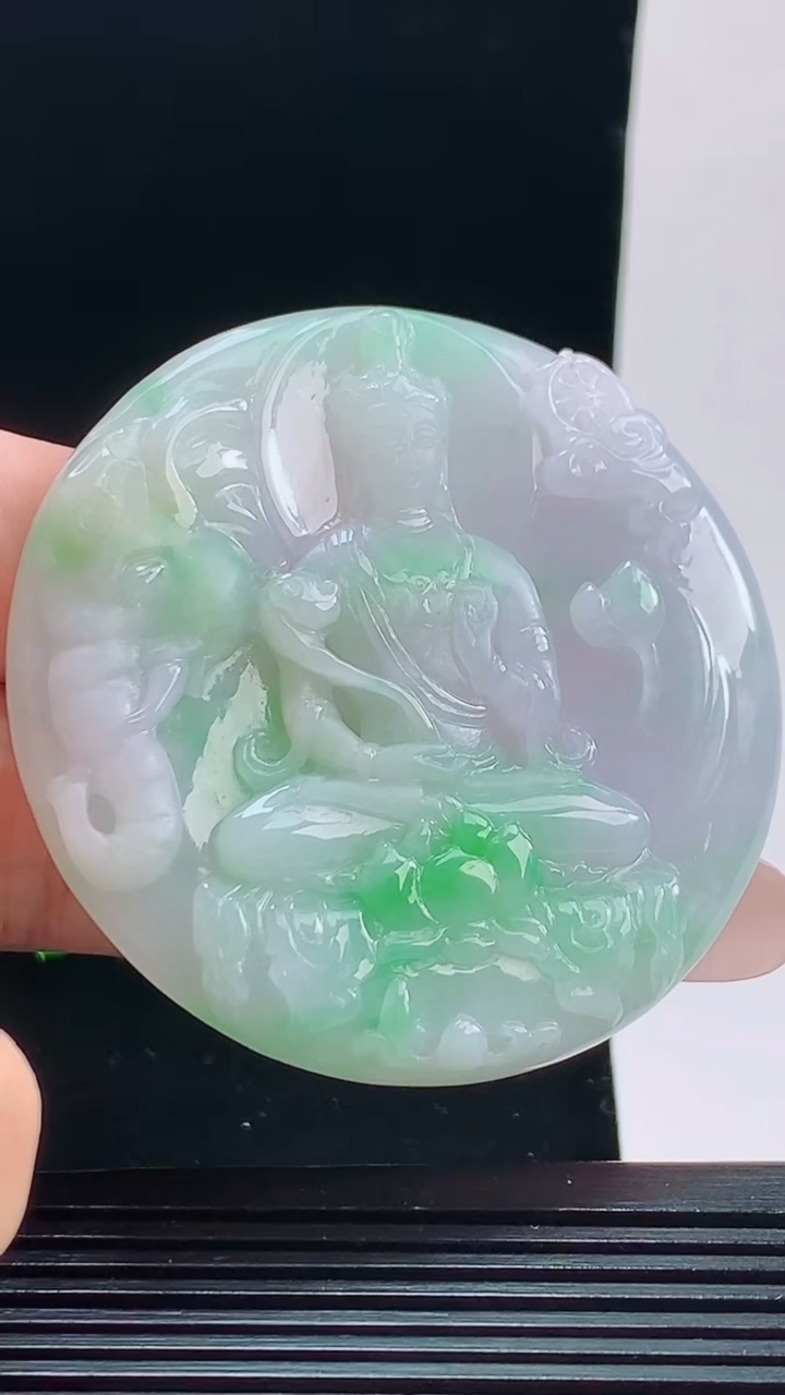 天然A货翡翠普贤菩萨吊坠，尺寸55.2-6.4重量:35.89g
10月9日