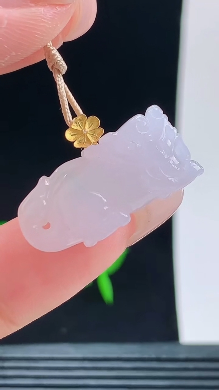 天然A货翡翠貔貅吊坠，尺寸25.7-11.9-8.5重量:4.98
10月9日
