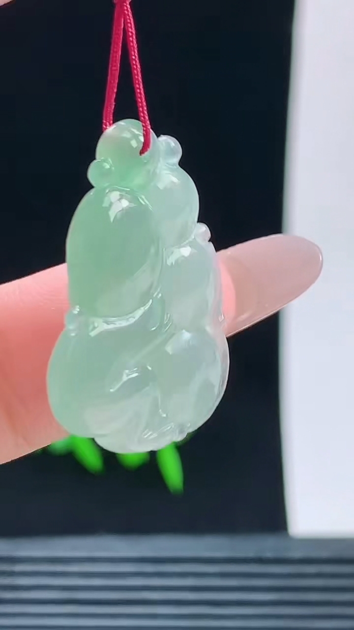 天然A货翡翠生肖猴吊坠，尺寸27-19.4-5.5重量:4.55g
10月9日