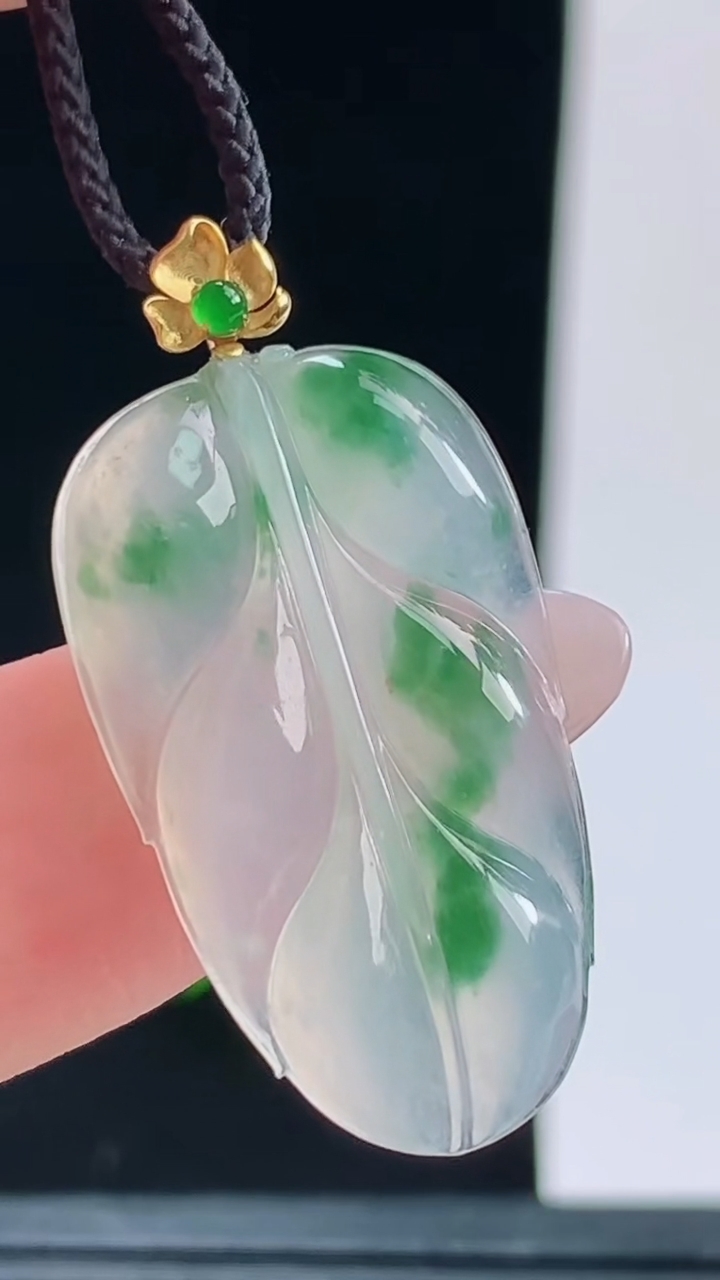 天然A货翡翠种飘花金枝玉叶 叶子吊坠，尺寸27.7-17-3.5重量:3.36g
10月9日