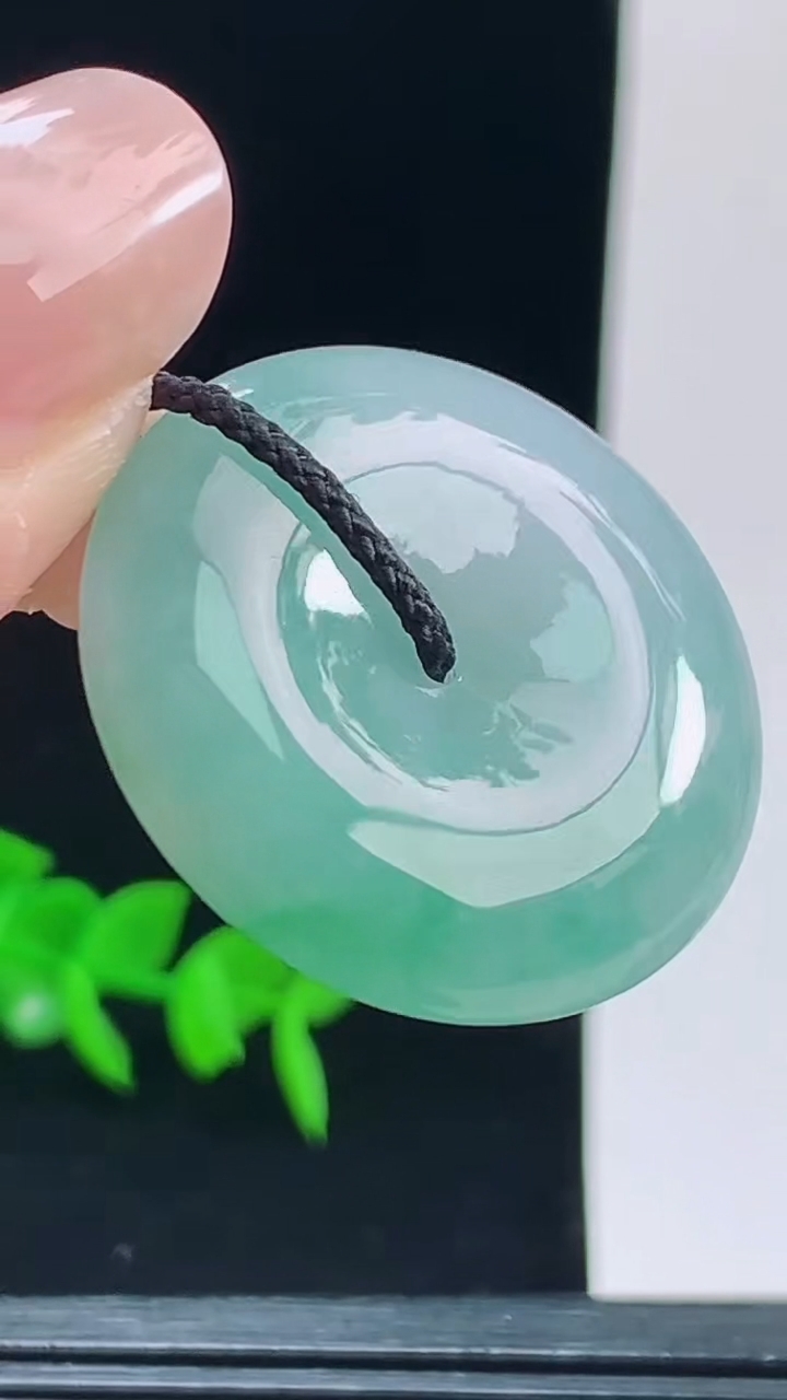 天然A货翡翠平安扣吊坠，尺寸29.8-6.4重量:11.44g
10月9日