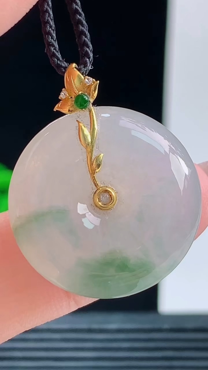 天然A货翡翠18K金飘花平安扣吊坠，尺寸23.2-5.3重量:5.74g
10月9日