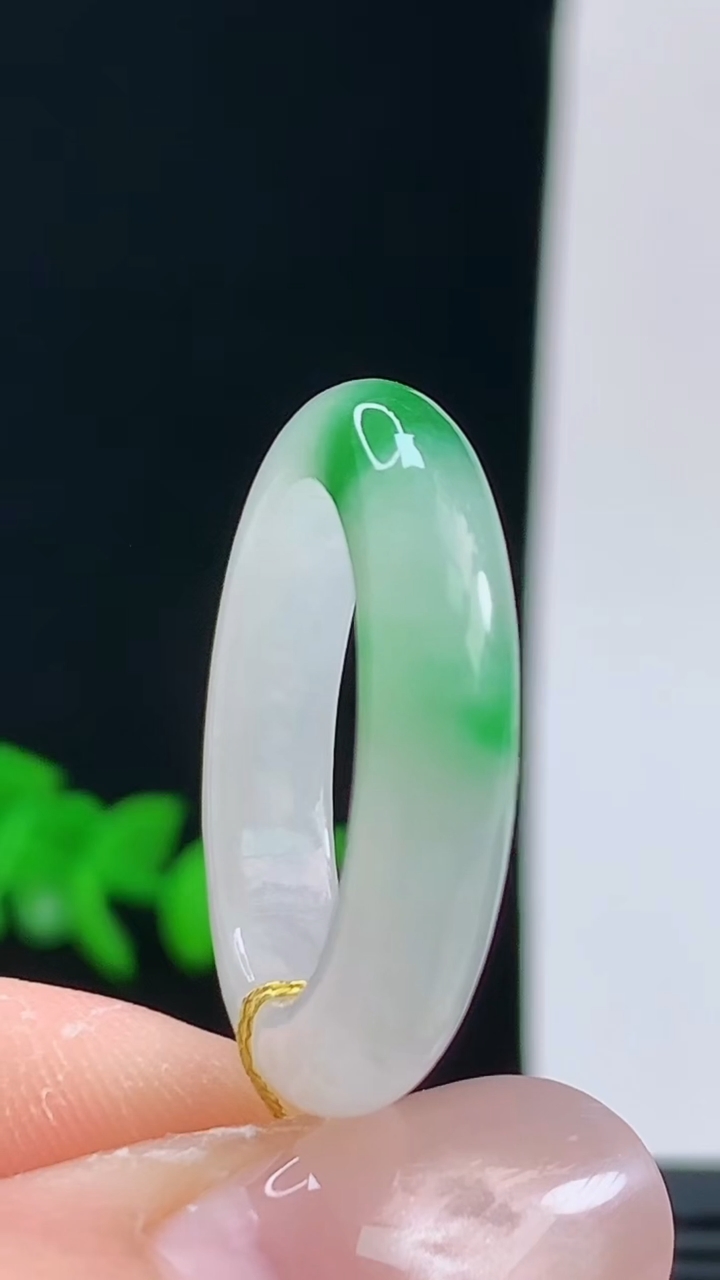 天然A货翡翠飘花玉指环戒指，尺寸19.2-5.3-4.1重量:4.46g 10072026年10月9