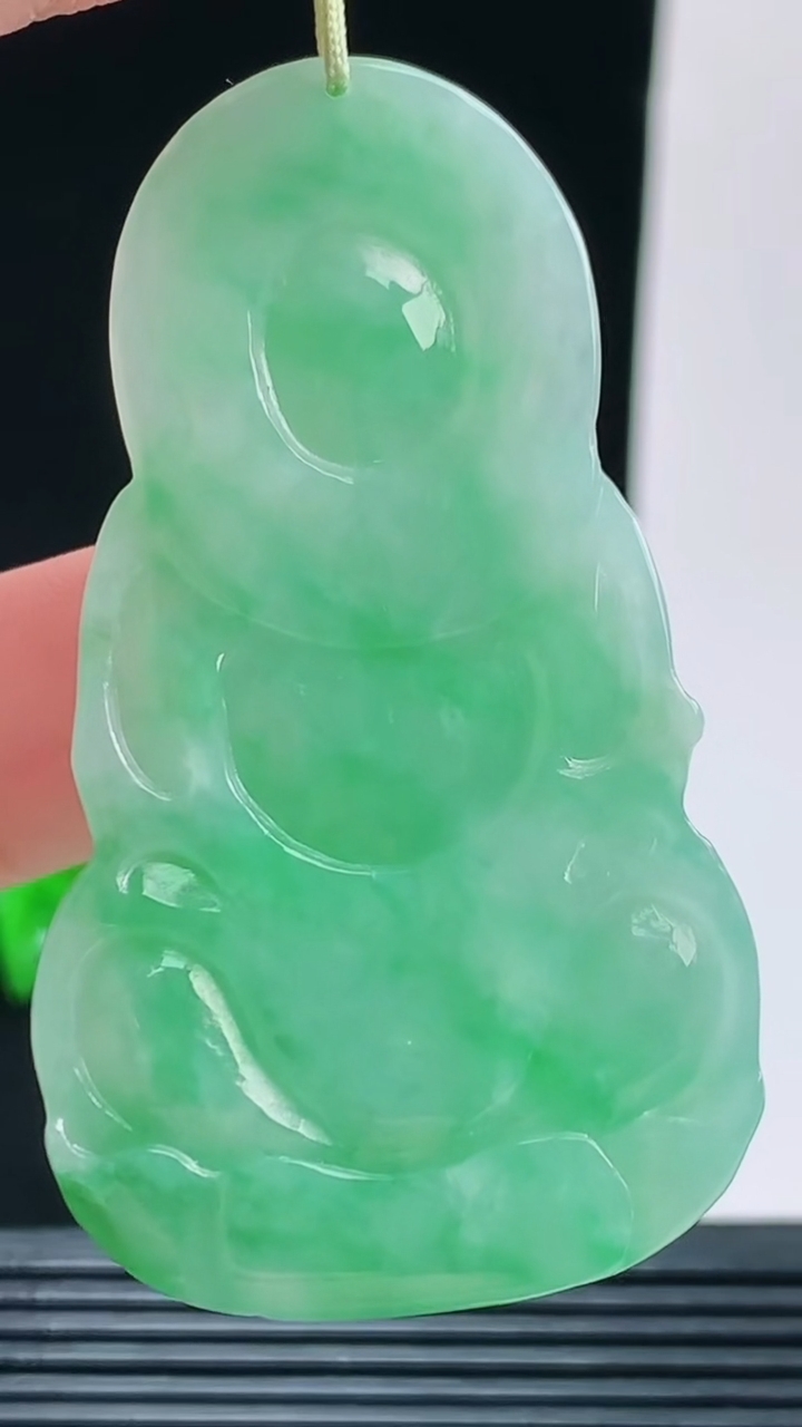 天然A货翡翠正装观音菩萨吊坠，尺寸55.3-32.3-5.9重量:18.60
10月9日