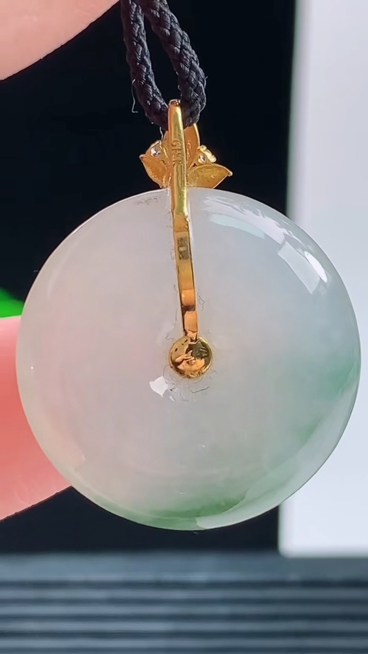 天然A货翡翠18K金飘花平安扣吊坠，尺寸23.2-5.3重量:5.74g
10月9日
