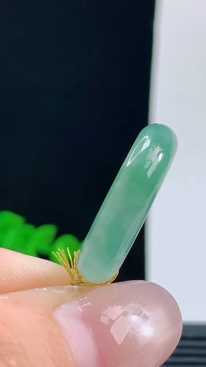 天然A货翡翠冰种飘花玉指环戒指，尺寸17.5-6-4.1重量:3.88g 10072026年10月9日
工厂直销收藏佳品,种好水足，色泽均匀，有种有色，上手高大气！