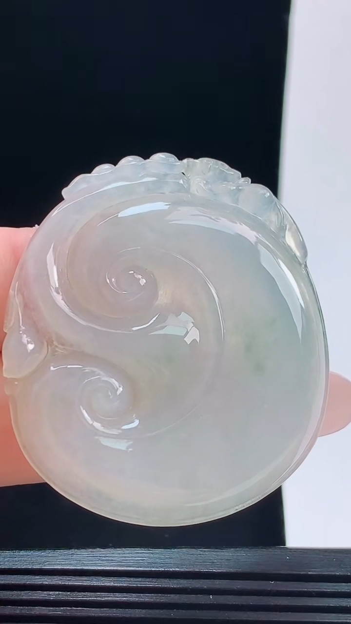 天然A货翡翠飘花如意吊坠，尺寸49-43.3-5.5重量:21.54g
10月9日