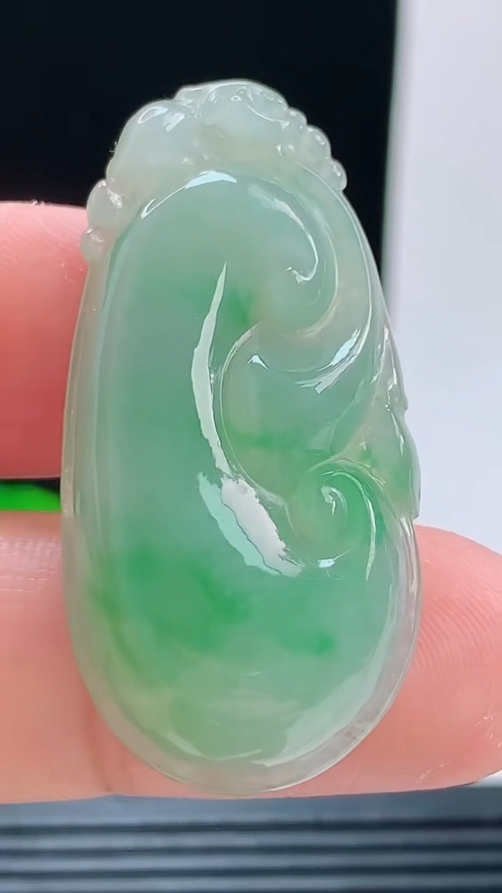 天然A货翡翠如意吊坠，尺寸42.2-20.4-6重量:9.31g
10月9日