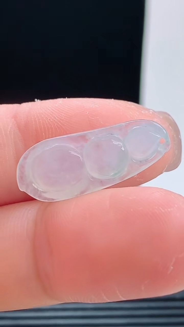 天然A货翡翠福豆吊坠，尺寸24.1-9.5-5重量:1.84g
10月9日
