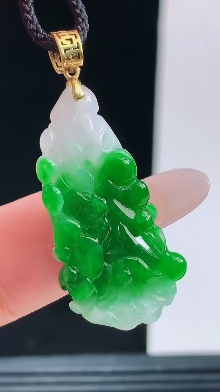 天然A货翡翠白菜吊坠，尺寸30.2-14.7-7重量:5.09g
10月9日