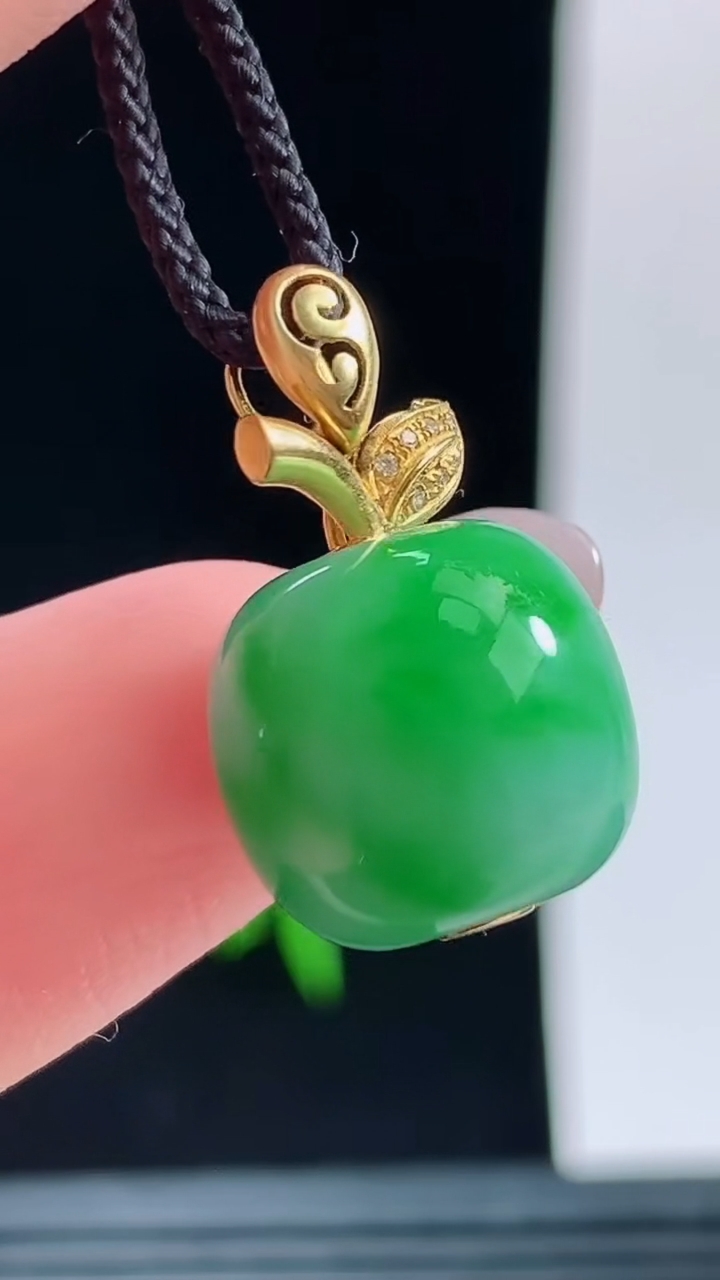 天然A货翡翠路路通吊坠，尺寸12.5-12.9重量:4.43g
10月9日