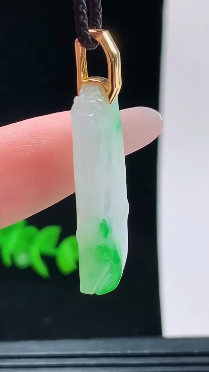 天然A货翡翠节节高升 竹节吊坠，尺寸33.2-14.7-5重量:5.87g
10月9日
