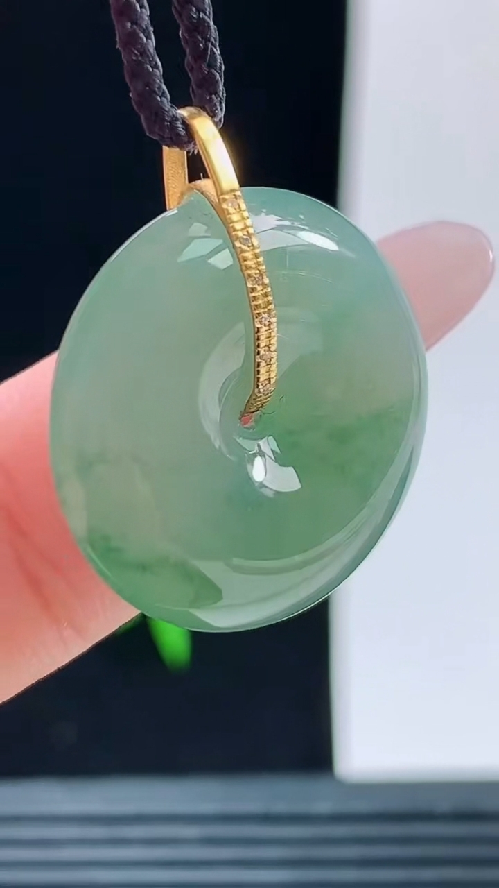 天然A货翡翠平安扣吊坠，尺寸22.4-7.2重量:6.58g
10月9日