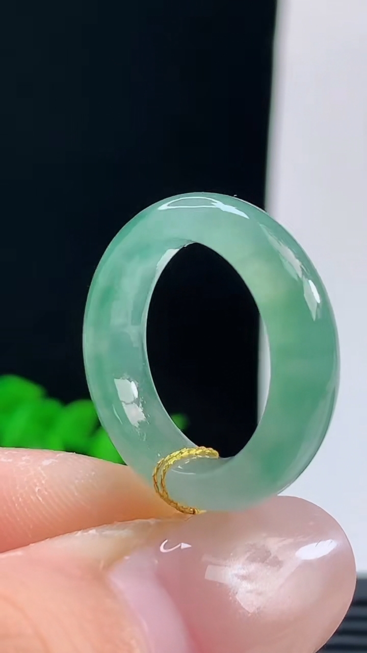 天然A货翡翠冰种飘花玉指环戒指，尺寸17.5-6-4.1重量:3.88g 10072026年10月9日
工厂直销收藏佳品,种好水足，色泽均匀，有种有色，上手高大气！