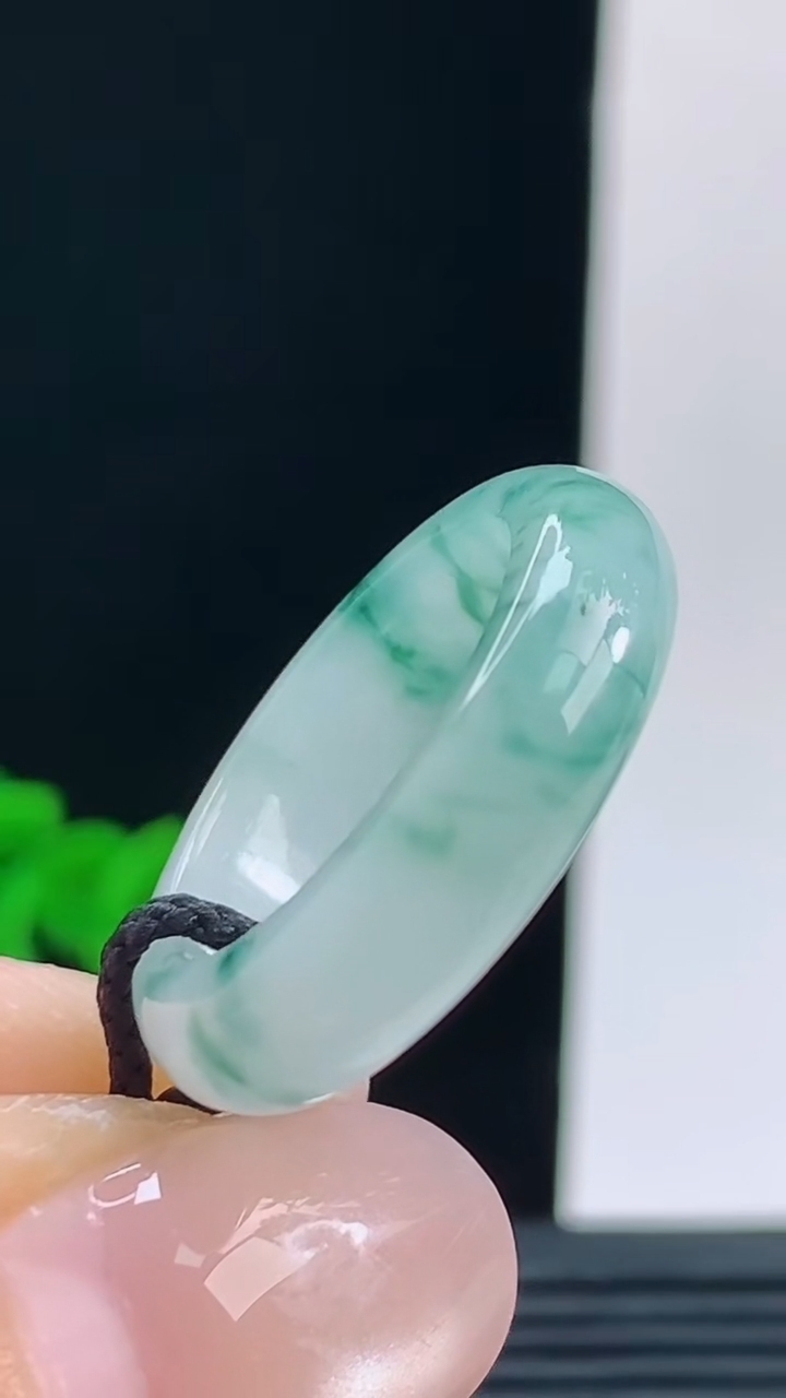 天然A货翡翠冰种飘花玉指环戒指，尺寸17.9-5.7-3.6重量:4.00g 10072026年10月9日
工厂直销收藏佳品,种好水足，色泽均匀，有种有色，上手高大气！