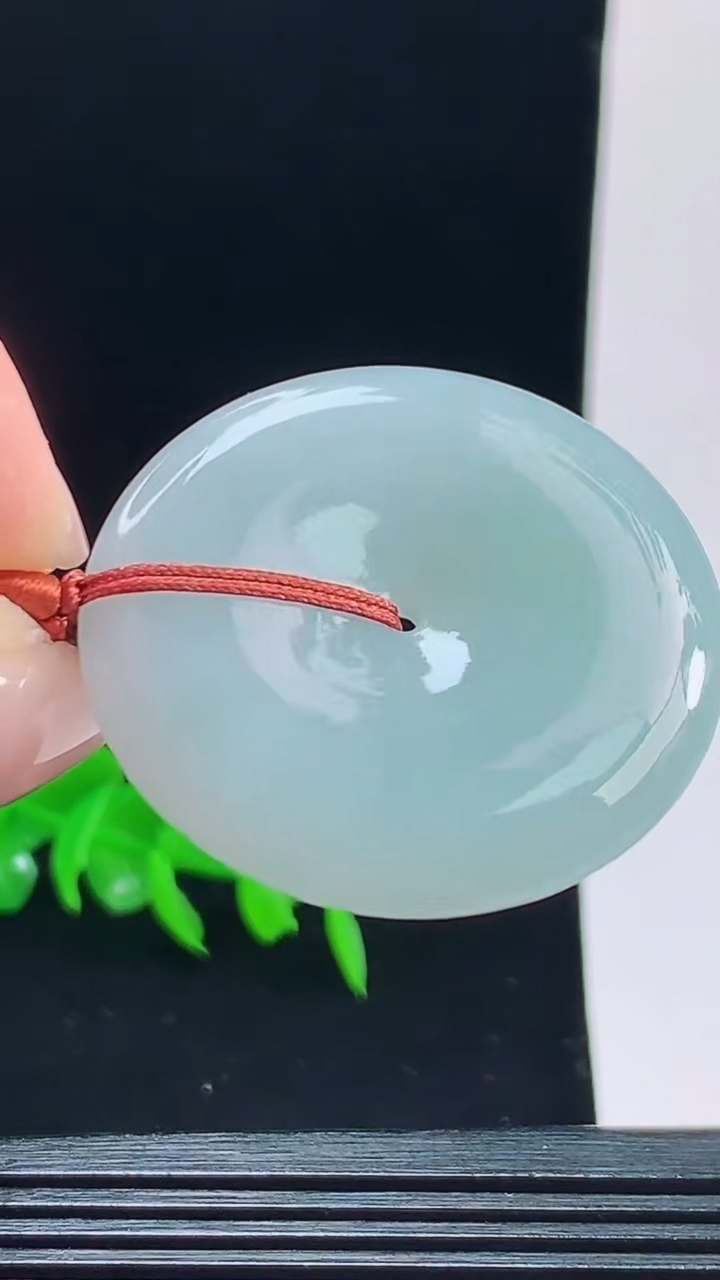 天然A货翡翠平安扣吊坠，尺寸35.8-5.7重量:15.32g
10月9日