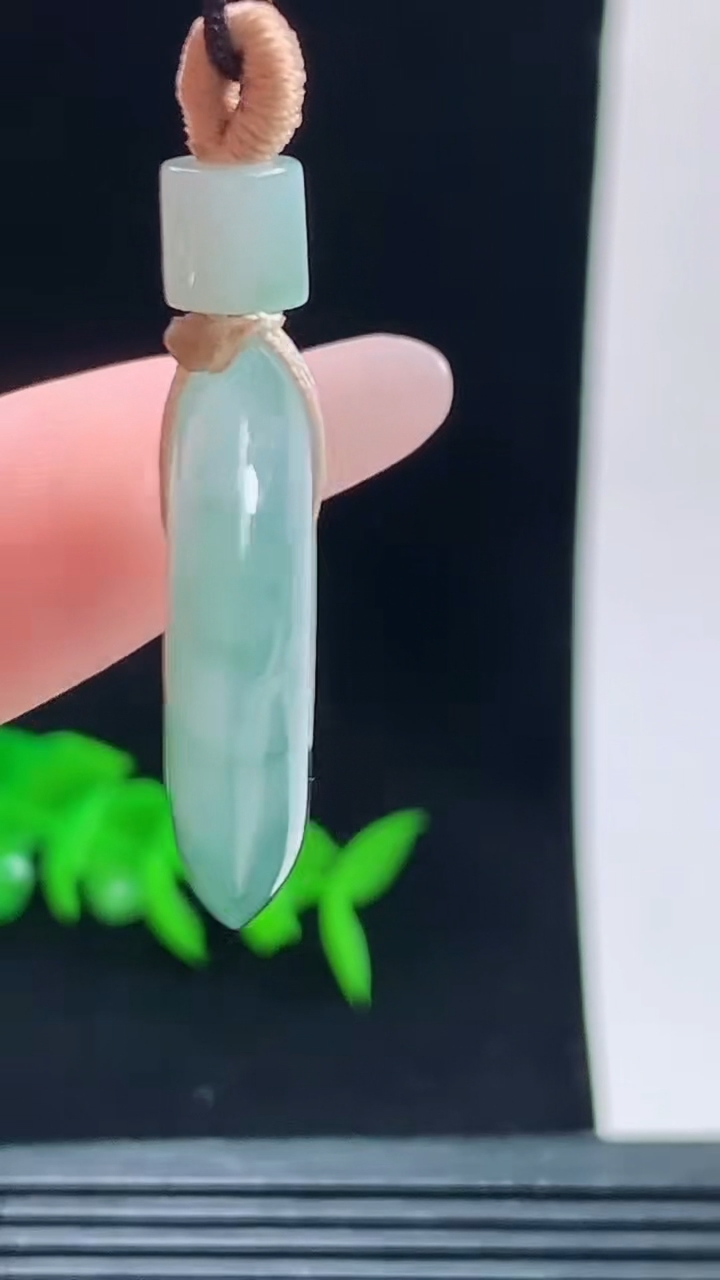 天然A货翡翠飘花平安扣吊坠，尺寸26.1-6重量:8.59
10月9日