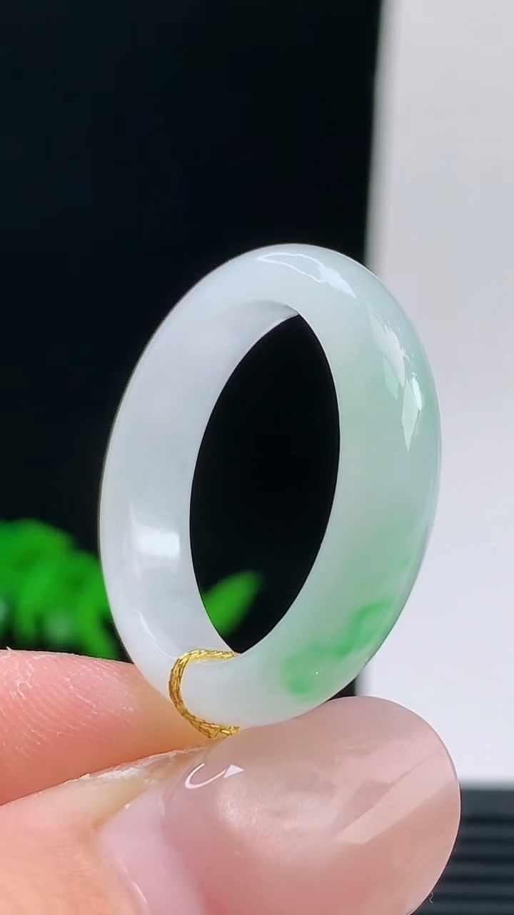 天然A货翡翠玉指环戒指，尺寸20.4-5.8-3.7重量:4.38g 10072026年10月9日
