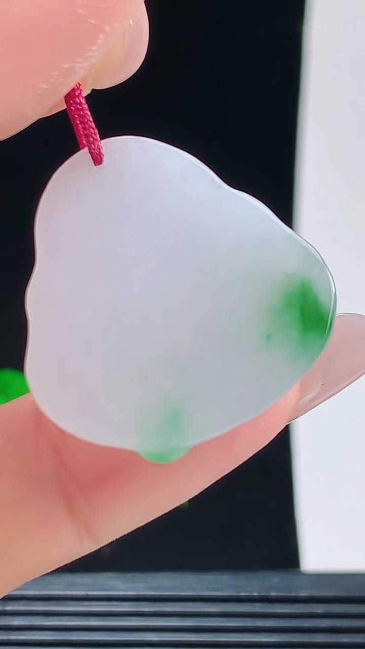 天然A货翡翠佛公吊坠，尺寸27-26.8-4.8重量:6.20g
10月9日