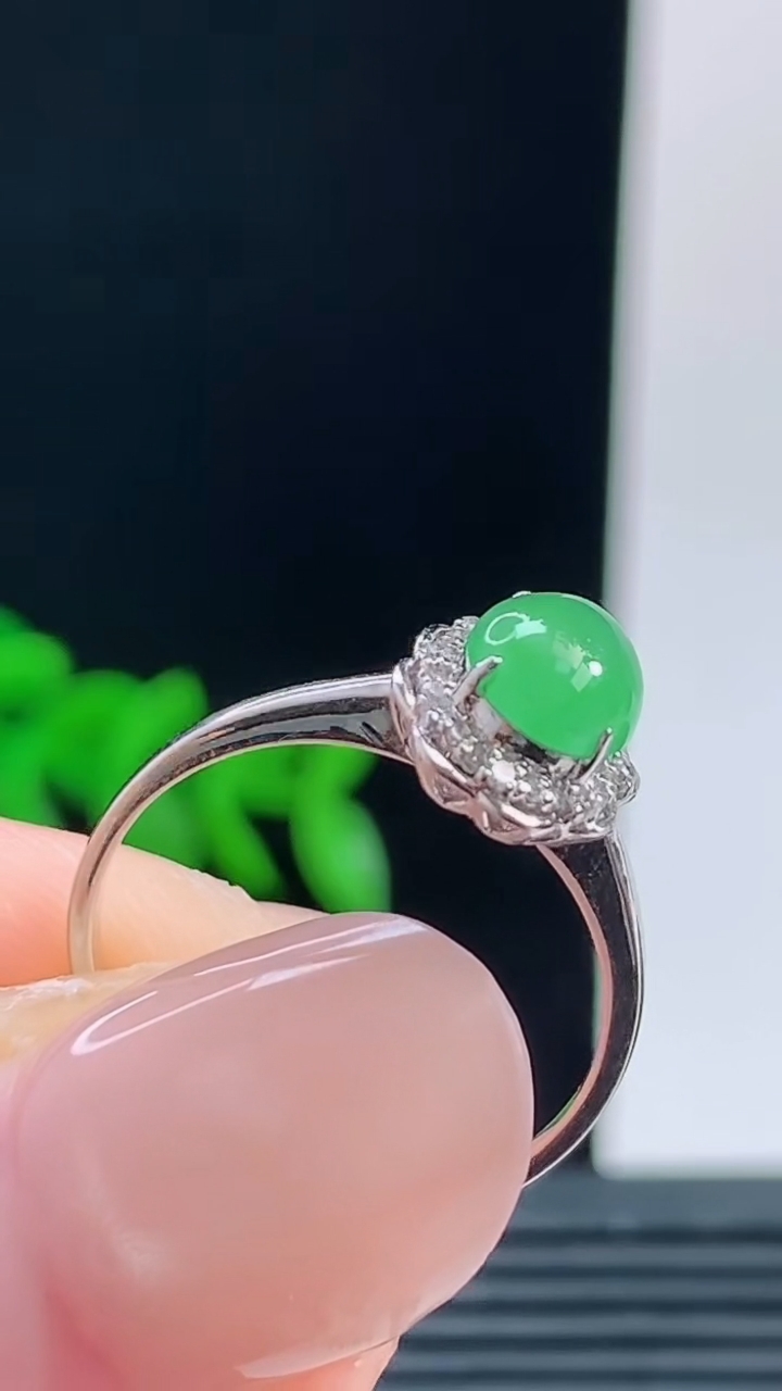 天然A货翡翠蛋面戒指，尺寸17.8裸石6.8-5.9-7重量:1.52g 10072026年10月9日
工厂直销收藏佳品,种好水足，色泽均匀，有种有色，上手高大气！