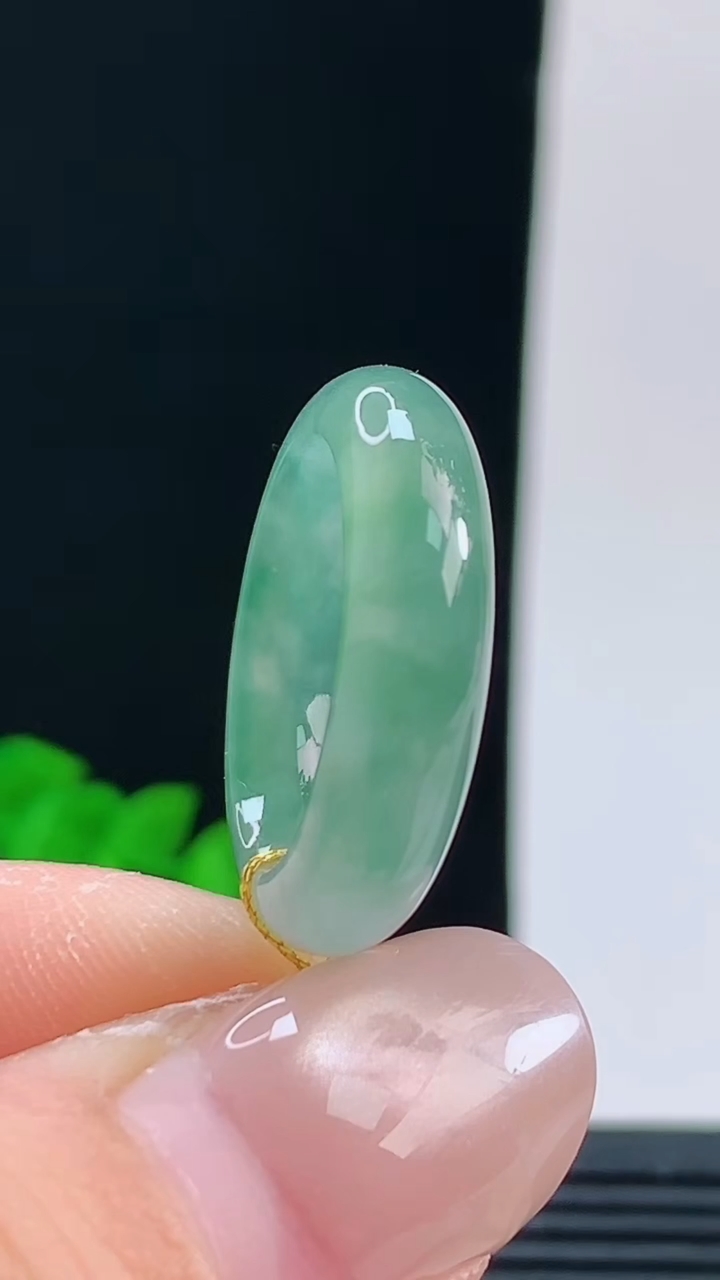 天然A货翡翠冰种飘花玉指环戒指，尺寸17.5-6-4.1重量:3.88g 10072026年10月9