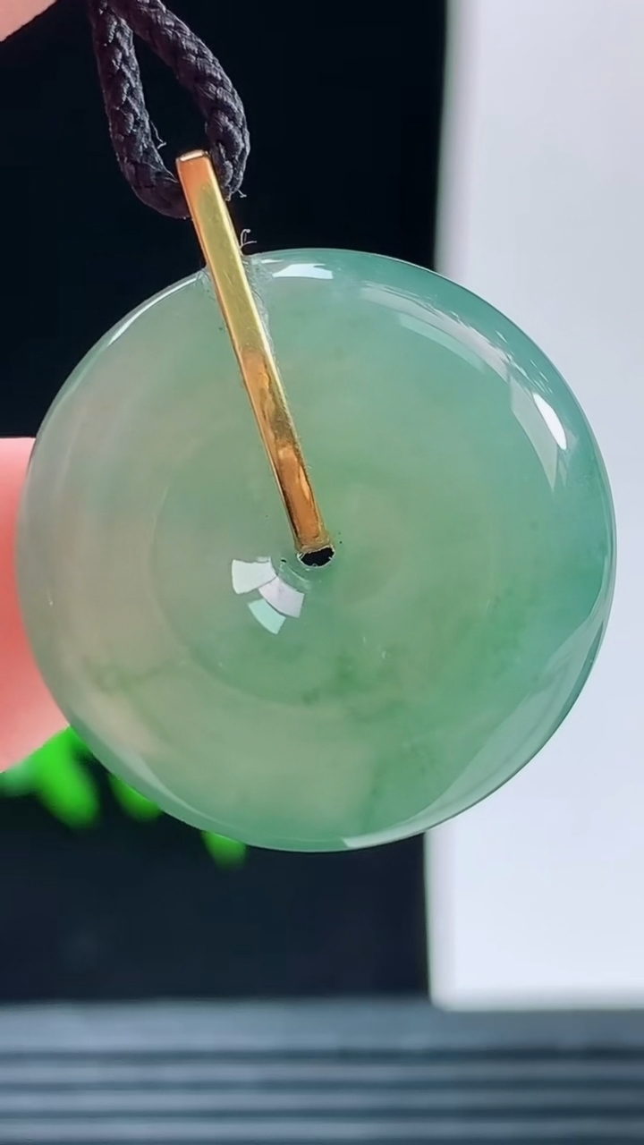 天然A货翡翠平安扣吊坠，尺寸22.4-7.2重量:6.58g
10月9日