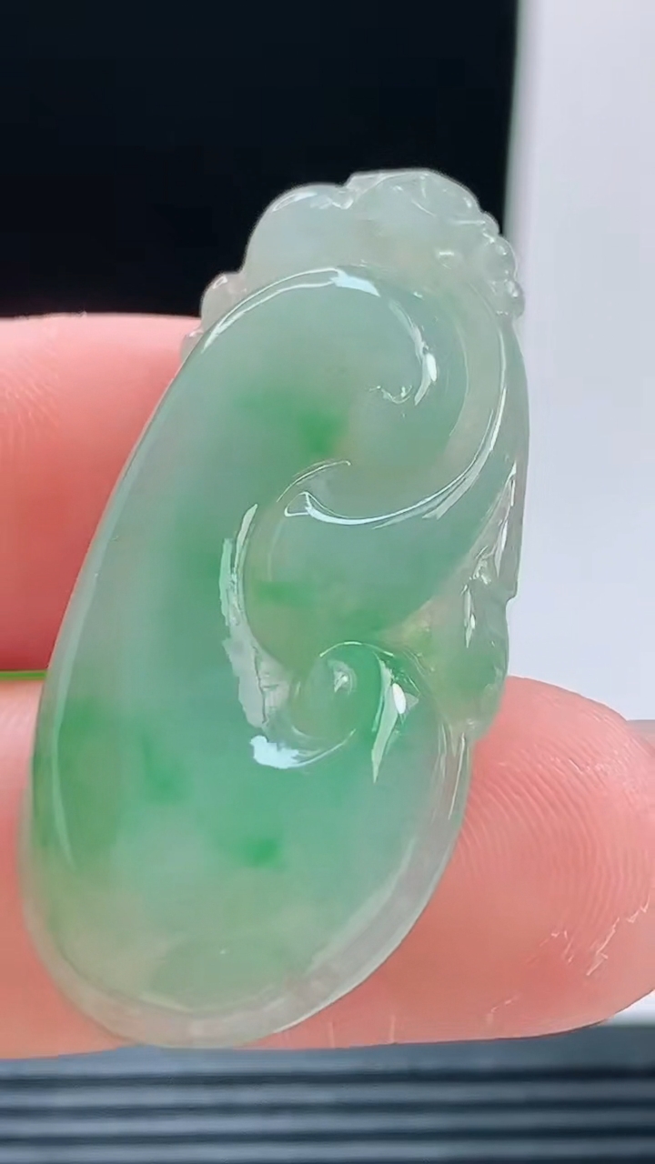天然A货翡翠如意吊坠，尺寸42.2-20.4-6重量:9.31g
10月9日