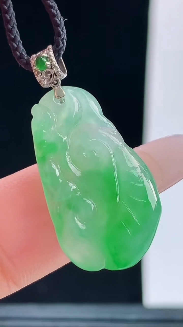 天然A货翡翠如意吊坠，尺寸24.6-14.4-4.2重量:2.81
10月9日