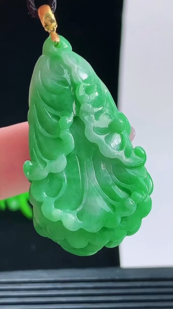天然A货翡翠白菜吊坠，尺寸43-23.5-11.9重量:17.98g
10月9日
