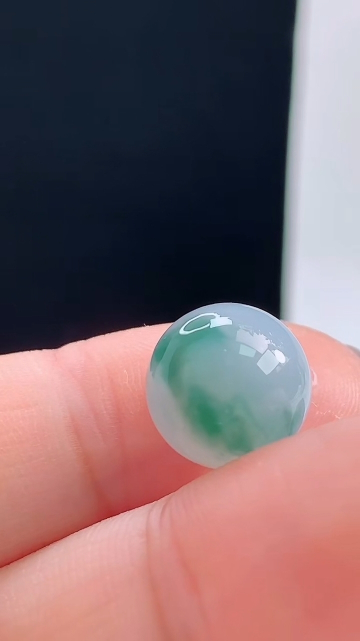 天然A货翡翠飘花圆珠镶嵌件，尺寸12.2重量:3.17
10月9日