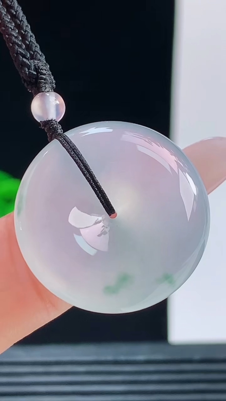 天然A货翡翠种飘花平安扣吊坠，尺寸23.4-6.8重量:8.65g
10月9日