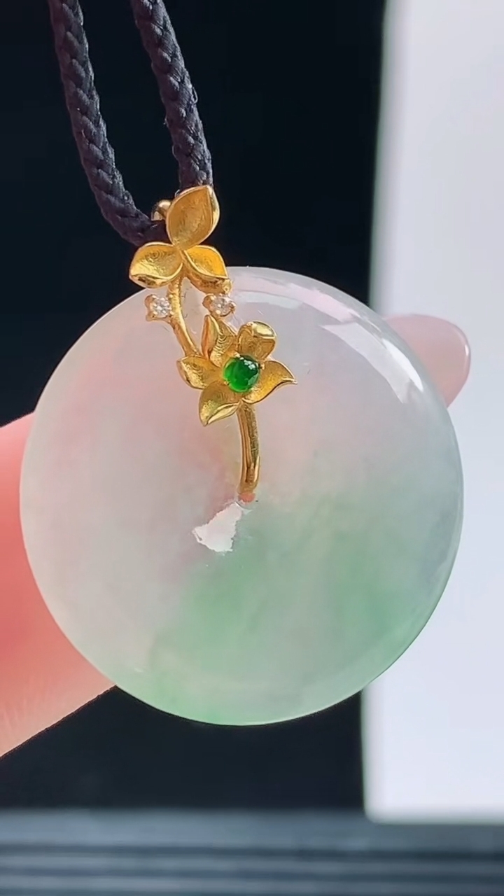 天然A货翡翠平安扣吊坠，尺寸21.7-3.3重量:3.45g
10月9日