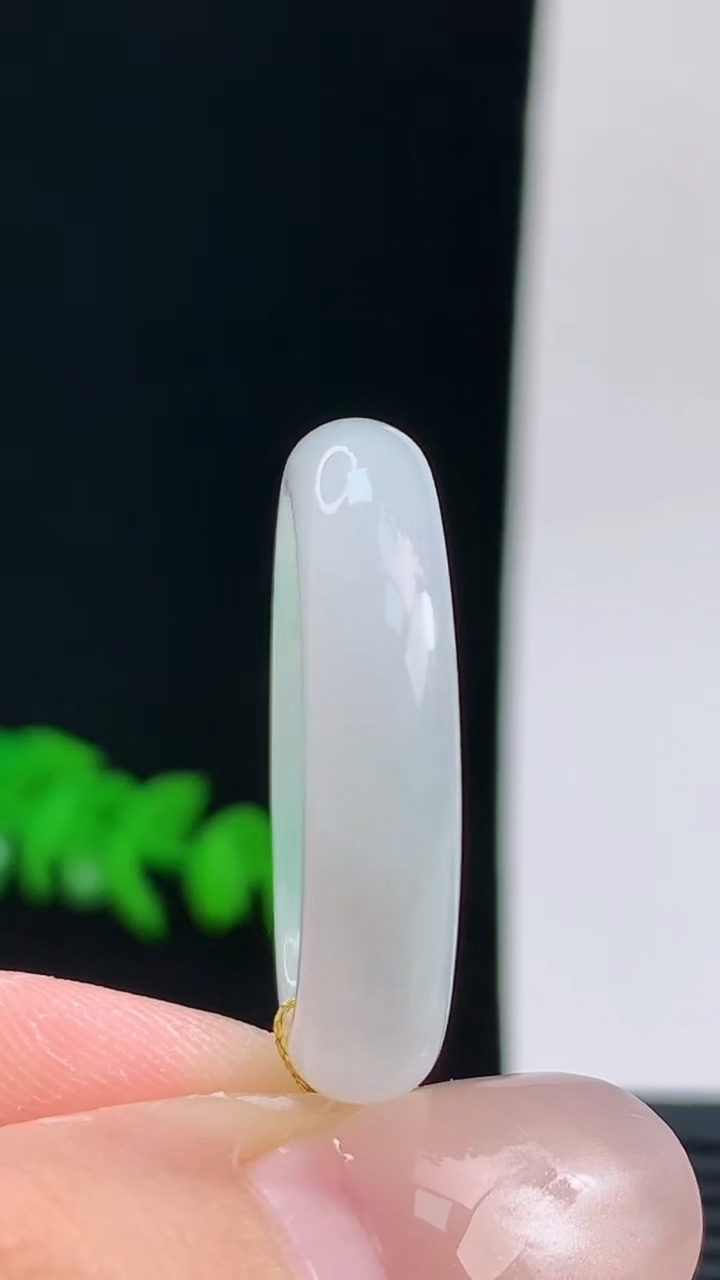 天然A货翡翠玉指环戒指，尺寸20.4-5.8-3.7重量:4.38g 10072026年10月9日
工厂直销收藏佳品,种好水足，色泽均匀，有种有色，上手高大气！