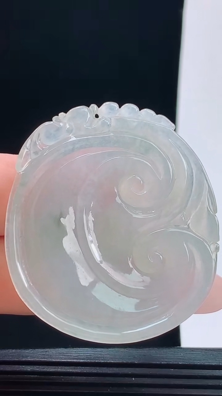 天然A货翡翠飘花如意吊坠，尺寸49-43.3-5.5重量:21.54g
10月9日