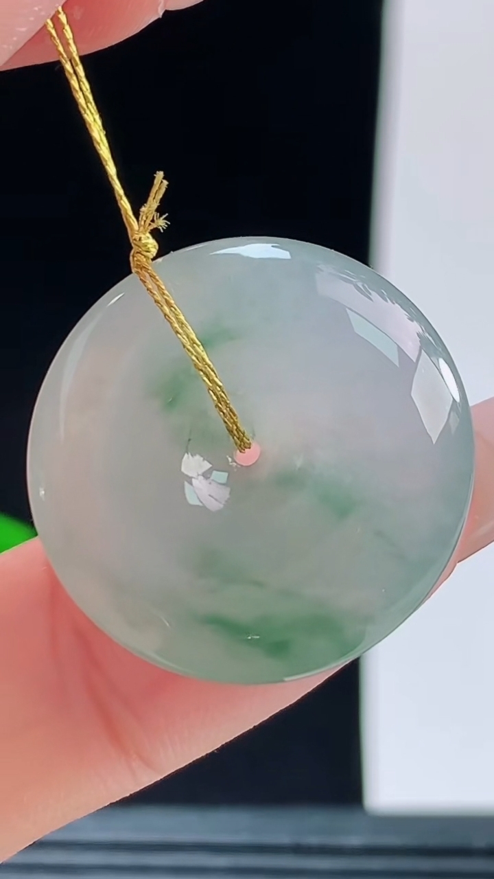 天然A货翡翠冰种飘花平安扣吊坠，尺寸23.1-6重量:6.21
10月9日