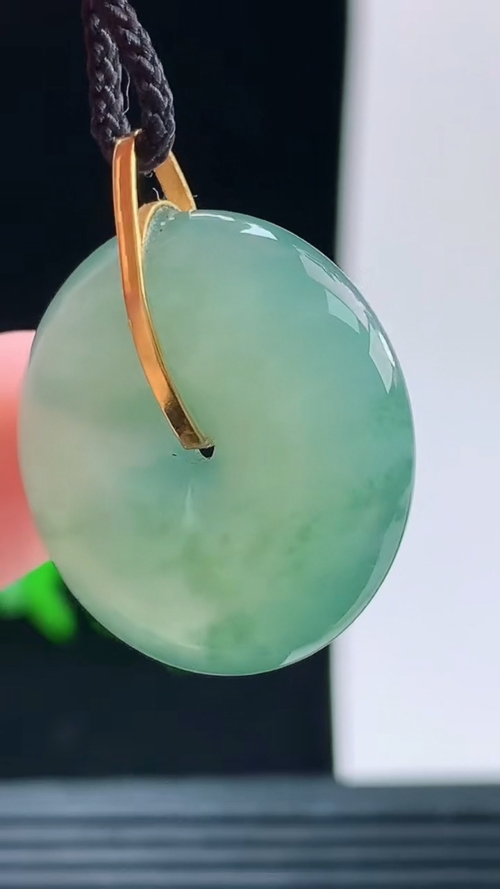 天然A货翡翠平安扣吊坠，尺寸22.4-7.2重量:6.58g
10月9日