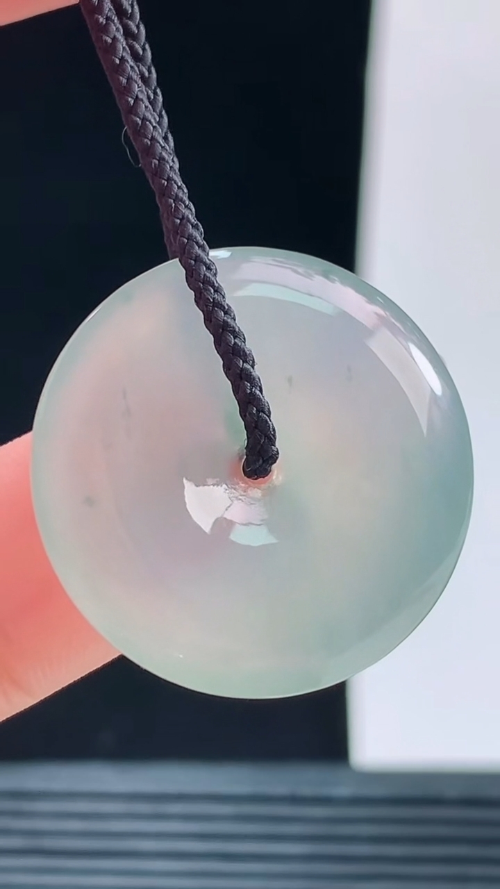天然A货翡翠平安扣吊坠，尺寸25.2-4.5重量:5.65g
10月9日