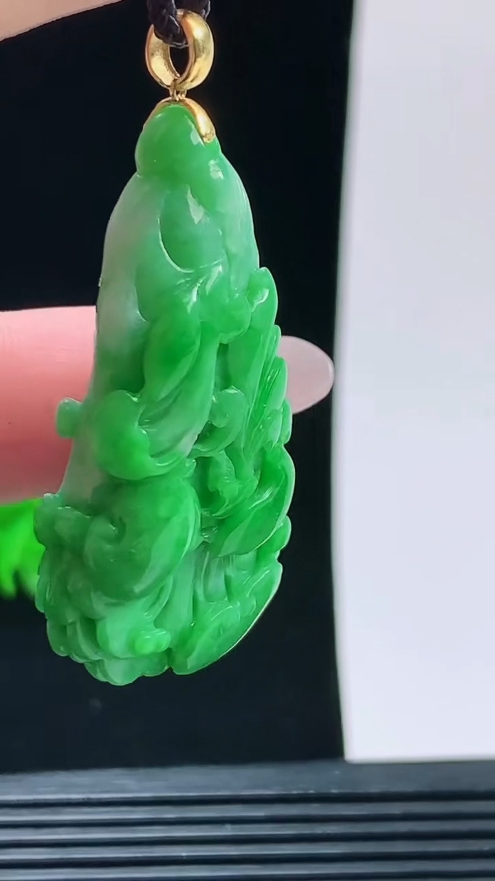 天然A货翡翠白菜吊坠，尺寸43-23.5-11.9重量:17.98g
10月9日