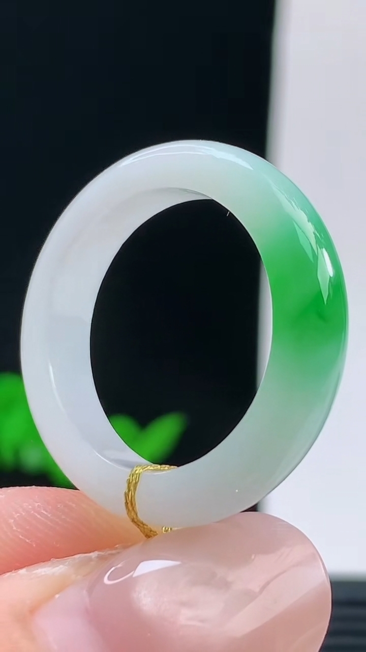 天然A货翡翠玉指环戒指，尺寸19.5-5.4-3.8重量:4.29g 10072026年10月9日
