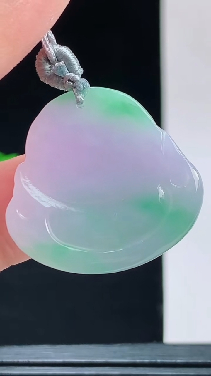 天然A货翡翠佛公吊坠，尺寸25.4-27.3-7.4重量:8.10g 1010
10月10日