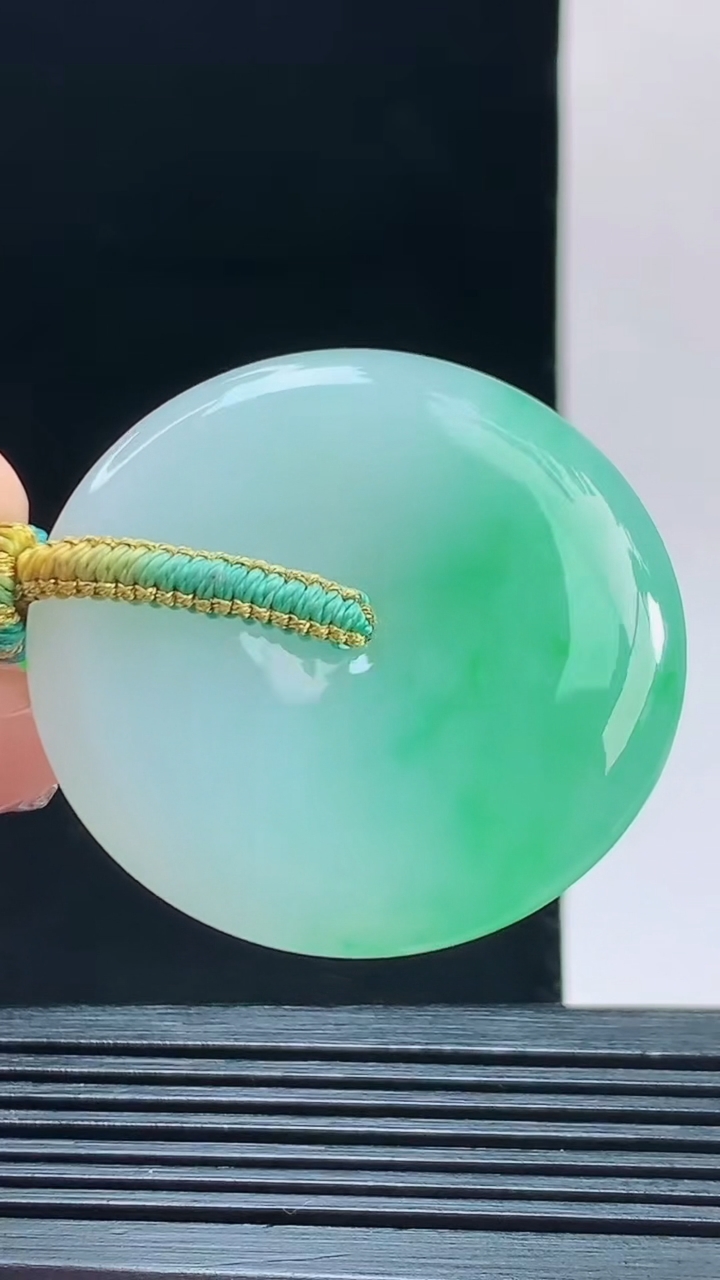 天然A货翡翠平安扣吊坠，尺寸38.4-6.5重量:20.00g 1010
10月11日
