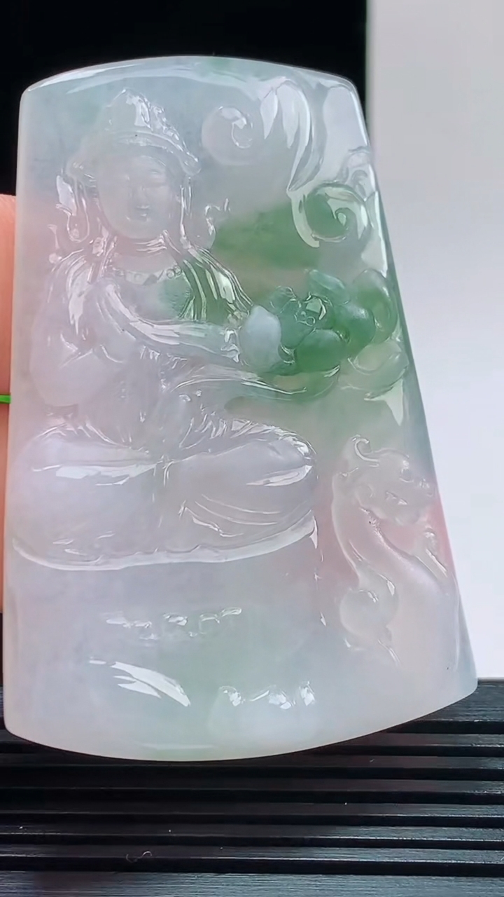天然A货翡翠飘花大势至菩萨吊坠，尺寸58.2-39.2-5.7重量:25.80g 1010
10月11日