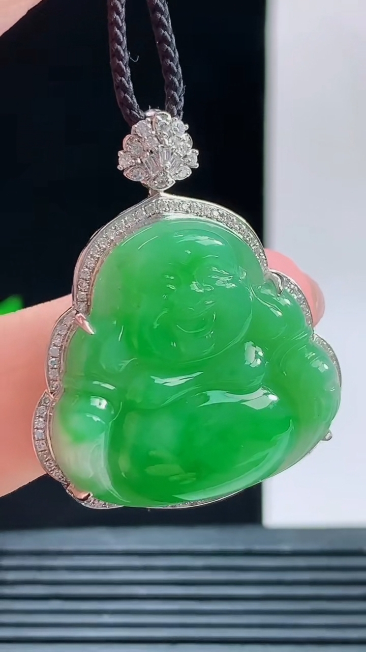 天然A货翡翠佛公吊坠，尺寸35.6-29.2-9.2裸石24.6-26.2重量:7.81g 1010
10月11日
