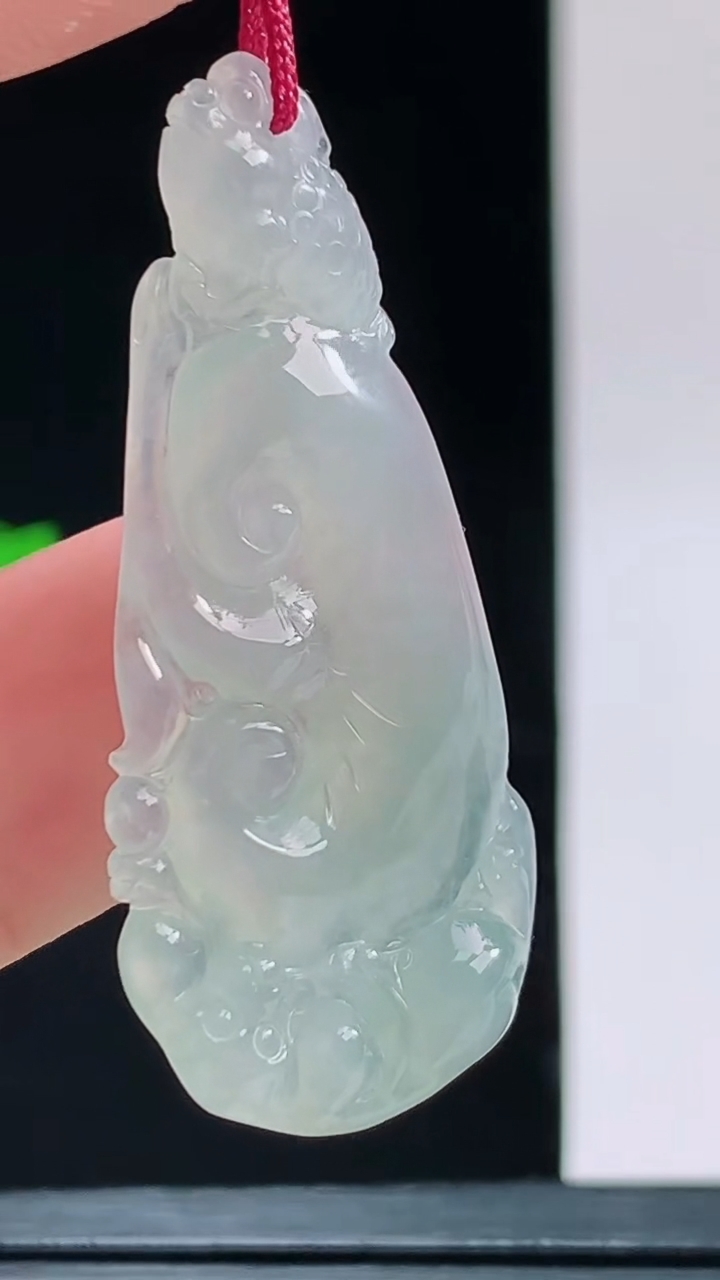 天然A货翡翠如意吊坠，尺寸42.8-18.7-7.6重量:5.00g 1010
10月11日