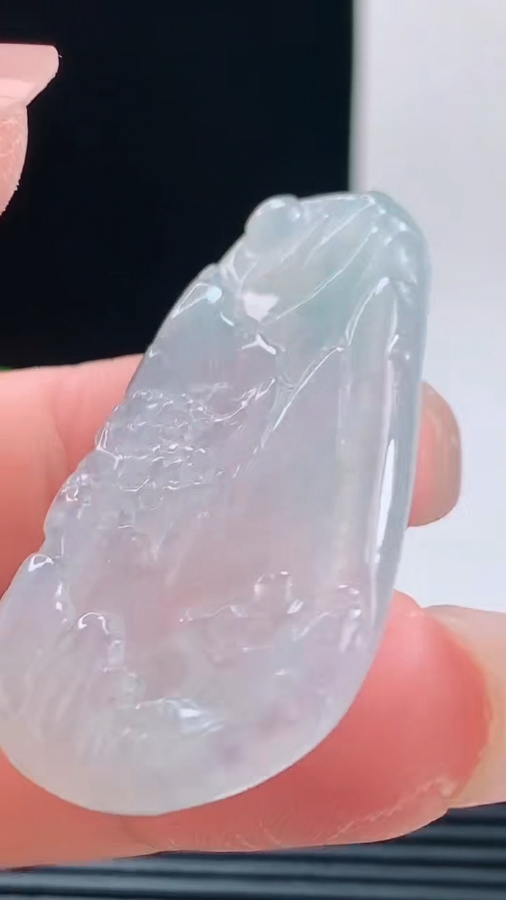 天然A货翡翠山水牌吊坠，尺寸41-21-4.8重量:10.17g h128
10月11日