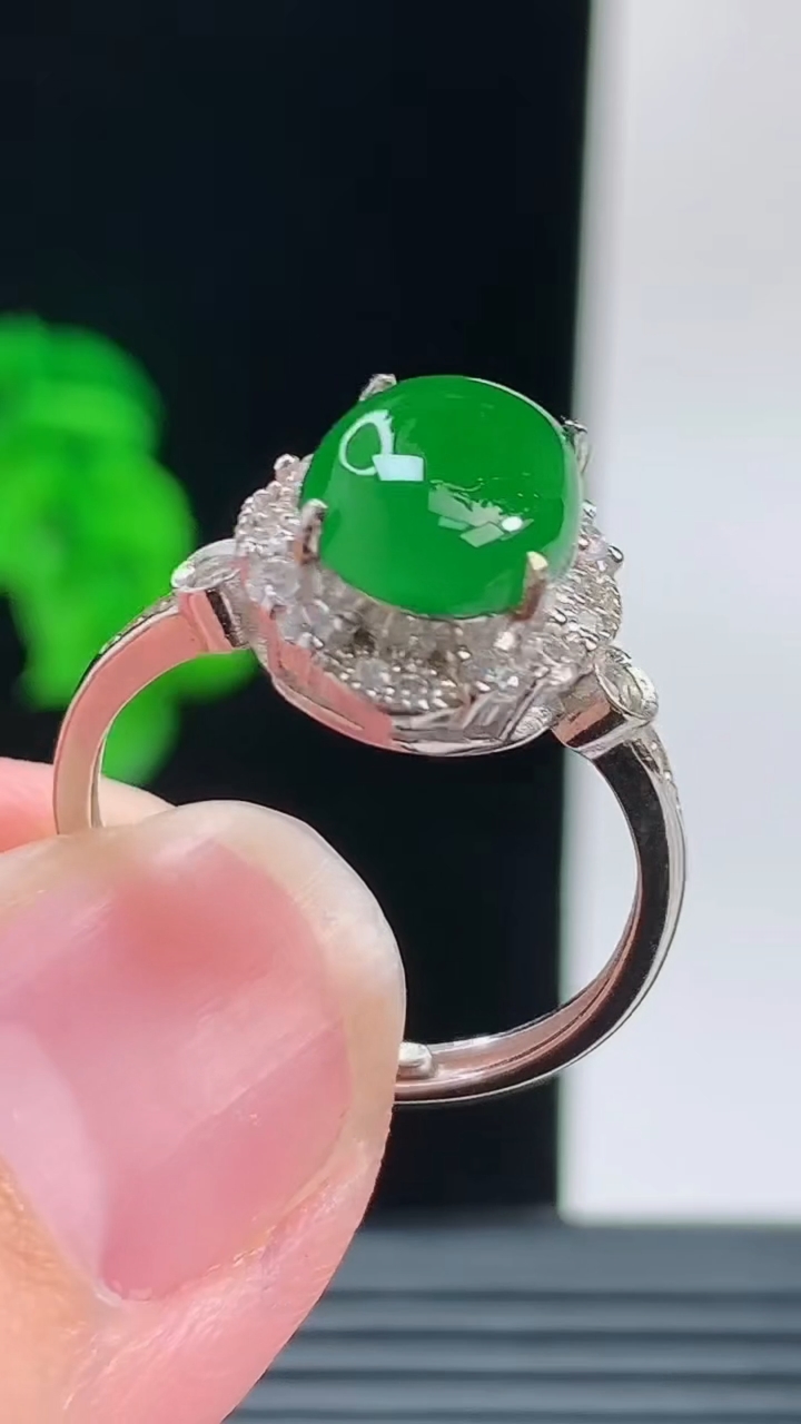 天然A货翡翠蛋面戒指，尺寸17.9裸石9-8.2重量:3.05g2026年10月11日
工厂直销收藏佳品,种好水足，色泽均匀，有种有色，上手高大气！